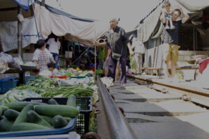 Maeklong Railway Market Zugmarkt südwestlich in der Nähe von Bangkok