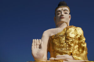 Der riesige sitzende Buddha in der Nähe des Golden Rock in Myanmar.