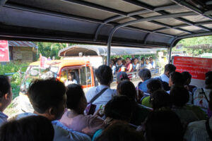 42 Fahrgäste pro Truck wagen den Höllenritt zum Golden Rock in Myanmar.