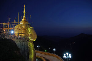 Der golden rock, goldene Fels, in Myanmar. magisch