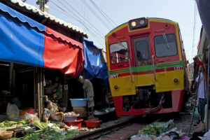 Maeklong Railway Market Zugmarkt südwestlich in der Nähe von Bangkok