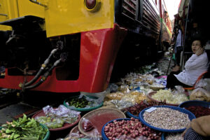 Maeklong Railway Market Zugmarkt südwestlich in der Nähe von Bangkok