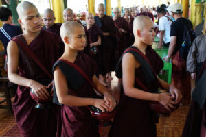 Kyrie Kha Wie Monastry Essensausgabe für die Mönche Bago Myanmar