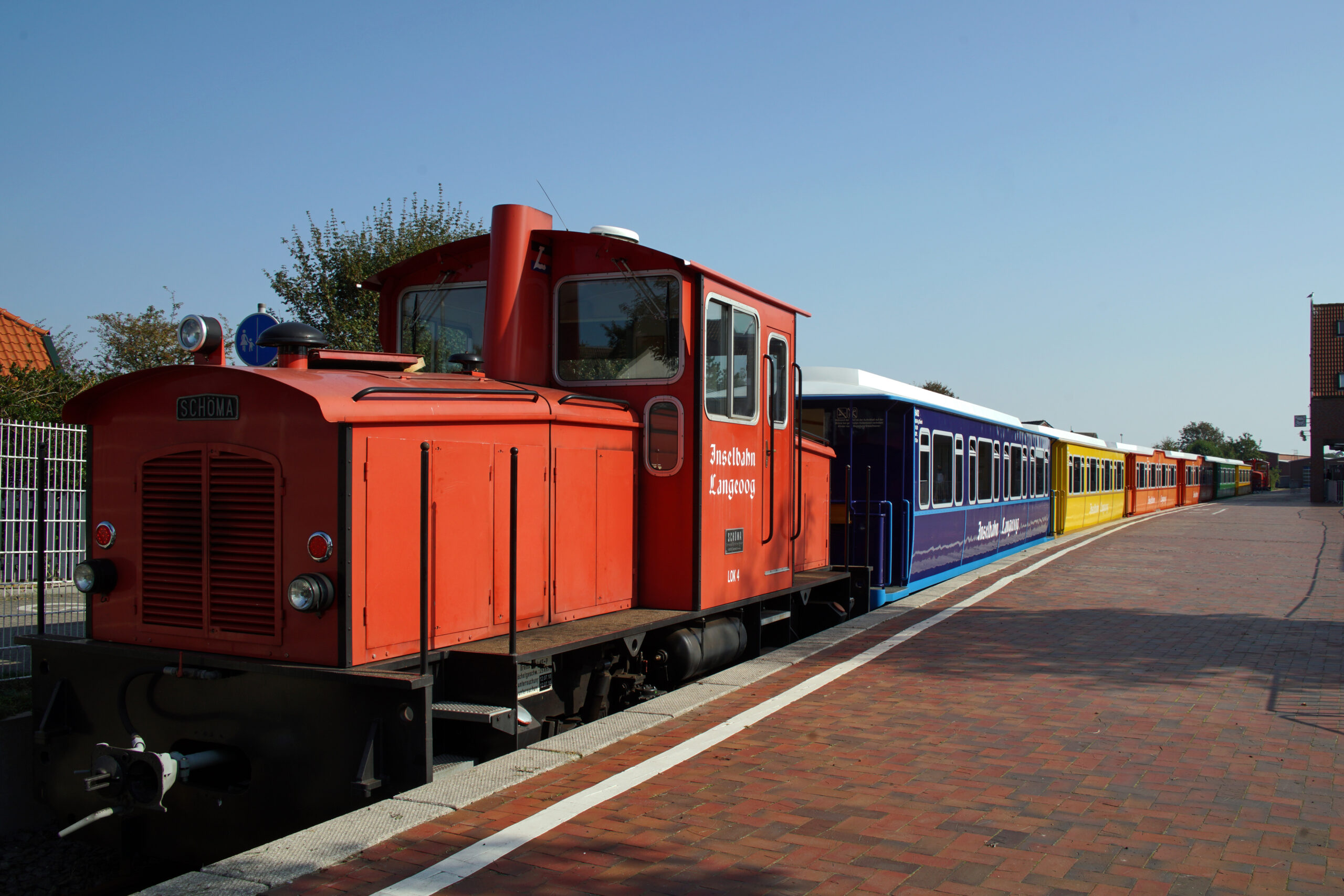 Nordsee - Langeoog Inselbahn der Zug vom Hafen zum Ort und wieder zurück