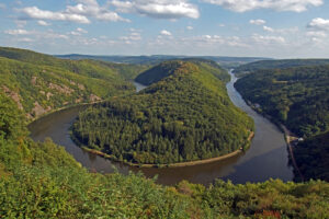 Die Saarschleife Aussichtspunkt Cloef bei Mettlach mit Baumwipfelpfad und Aussichtsturm Aussichtsplattform große Saarschleife