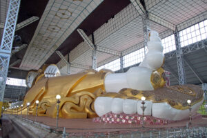 Bago der liegende Buddha in der Shwe-tha-lyaung-Pagode in Myanmar