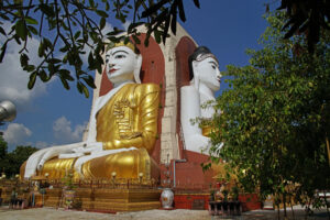 Bago die 4 sitzenden Buddhas in der Kyaik-Pun-Pagode in Myanmar