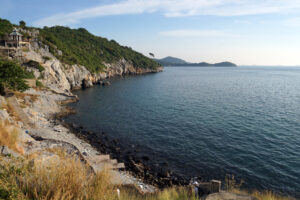 Koh Si Chang, Had Tham Phang Beach