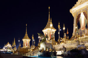 Bangkok bei Nacht Mausoleum von Koenig Bhumibol