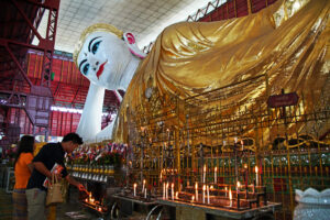 Der liegende Buddha in Yangon in Myanmar (Burma)