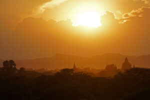 Sonnenuntergang über Bagan in Myanmar