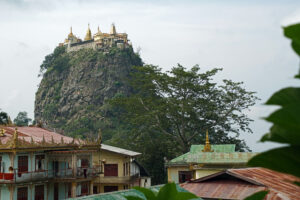 Mount Popa bei Bagan in Myanmar