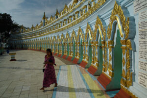 Mandalay in Myanmar U-min-thonsei-paya Pagode pastellfarben