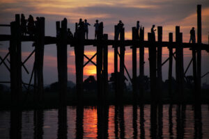 Mandalay in Myanmar Sonnenuntergang bei der U-Bein-Brücke Teakholz Brücke