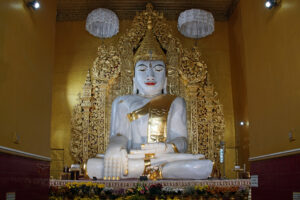 Mandalay in Myanmar Kyauk-taw-gyi-Pagode mit dem Buddha, der aus einem Marmorblock gefertigt wurde