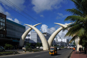 Safari in Kenia Mombasa Moi Avenue mit Stosszaehnen