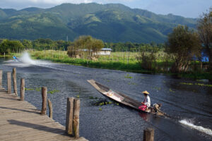 Inle See Mine Thout langer Holzsteg Stelzenhäuser