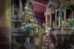 Inle See in Myanmar Thalay-Kyaung Holz Kloster Buddha Statuen