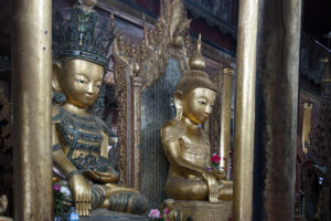 Inle See in Myanmar Thalay-Kyaung Holz Kloster Buddha Statuen