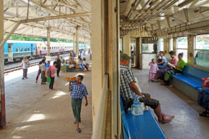 Der Circular Train in Yangon in Myanmar (Burma)