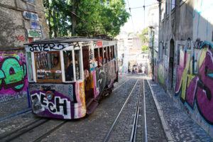 Lissabon Standseilbahn "Elevador da Gloria" vom Rossio-Platz hinauf ins Bairro Alto