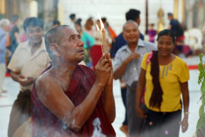 Mönch in der Shwedagon Pagode in Yangon in Myanmar. Gebet Andacht