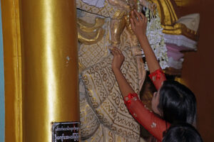 Wunsch nach Fruchtbarkeit in der Shwedagon Pagode in Yangon in Myanmar.