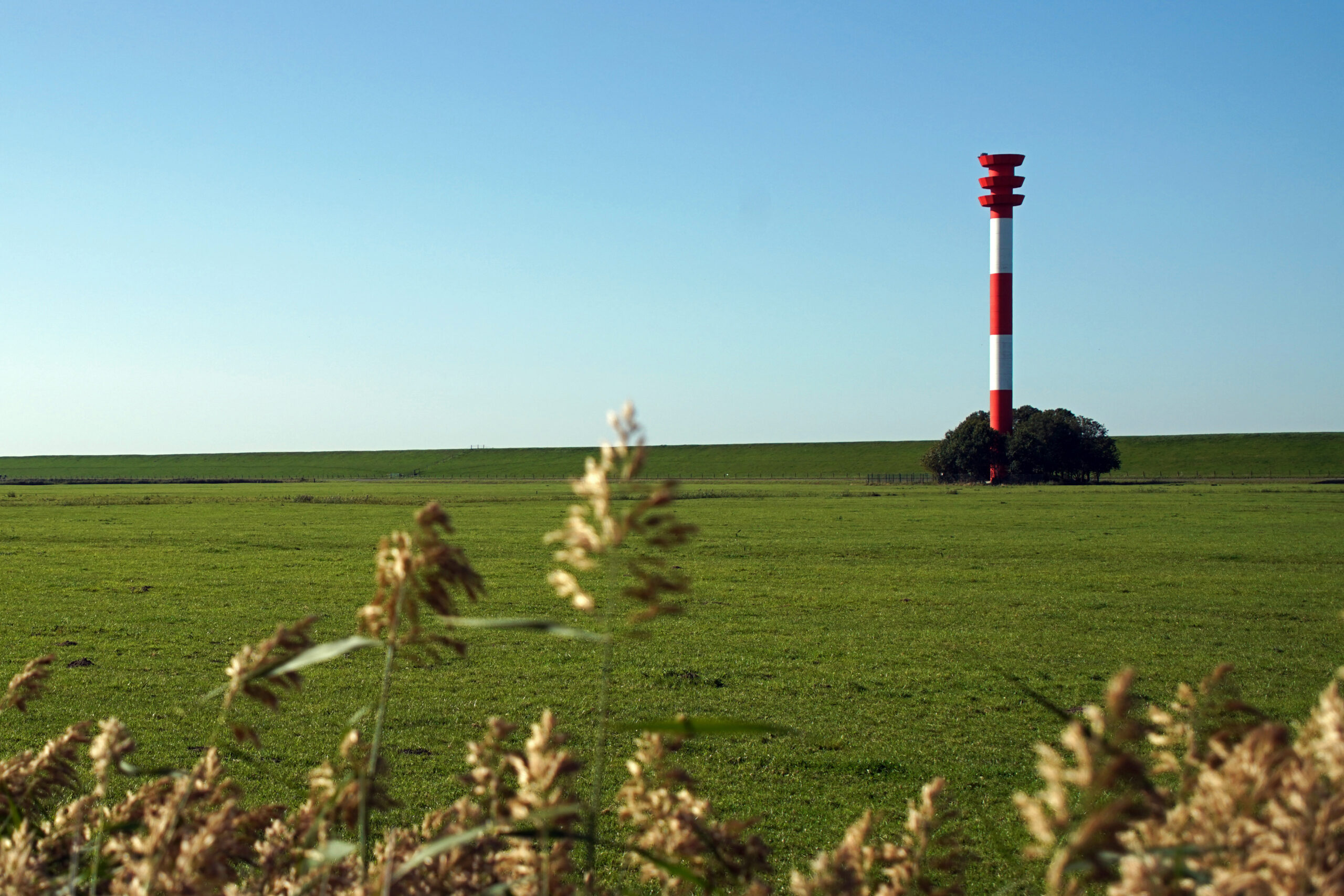 Nordsee Leuchtturm Tossens auf der Halbinsel Butjadingen