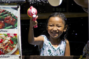 Songkran in Bangkok Si Lom Road Wasserfest buddhistisches Neujahr