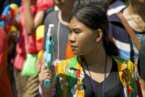 Songkran in Bangkok Si Lom Road Wasserfest buddhistisches Neujahr