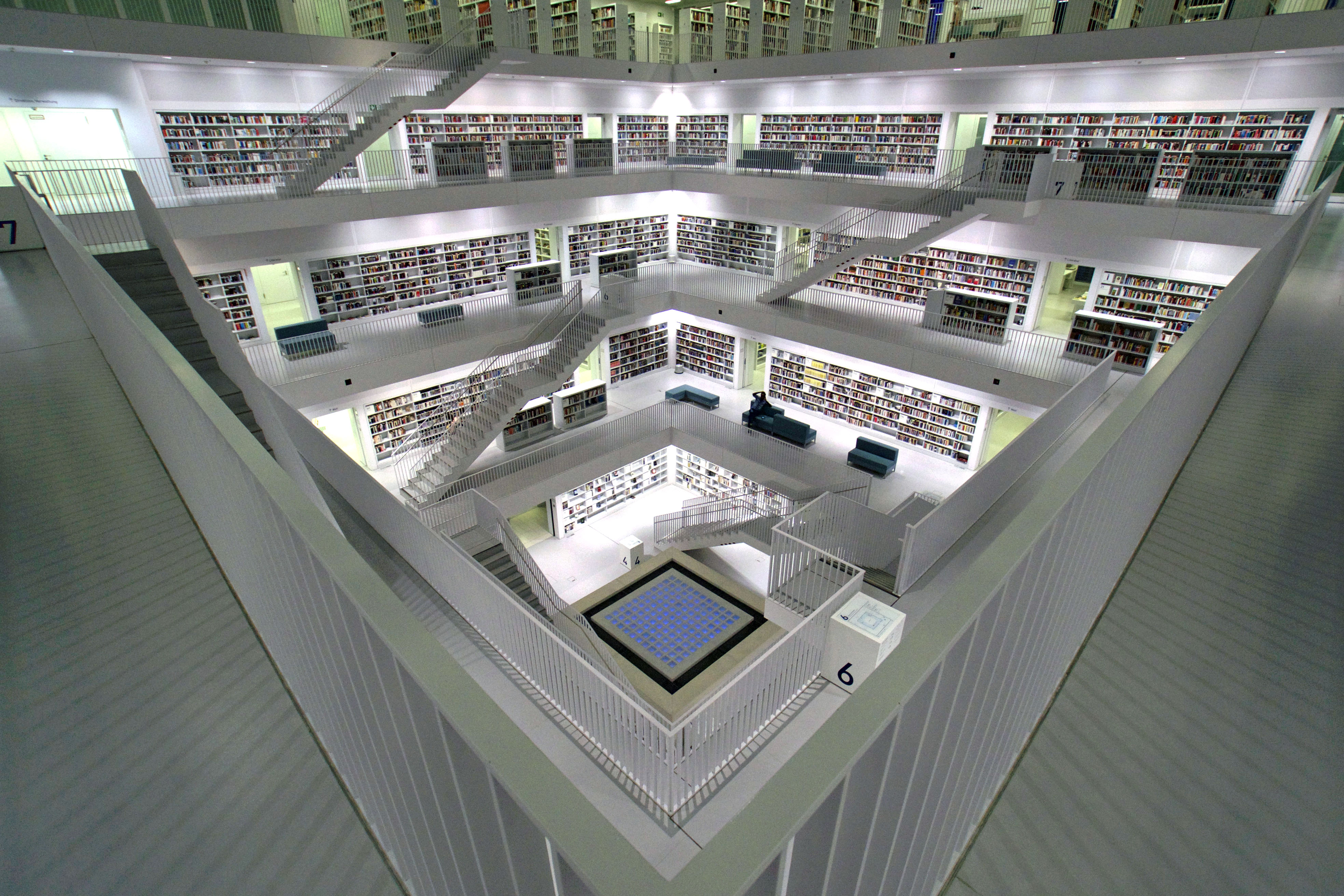 Stuttgarts Neue Bibliothek, traumhafte Architektur in blau und weiss