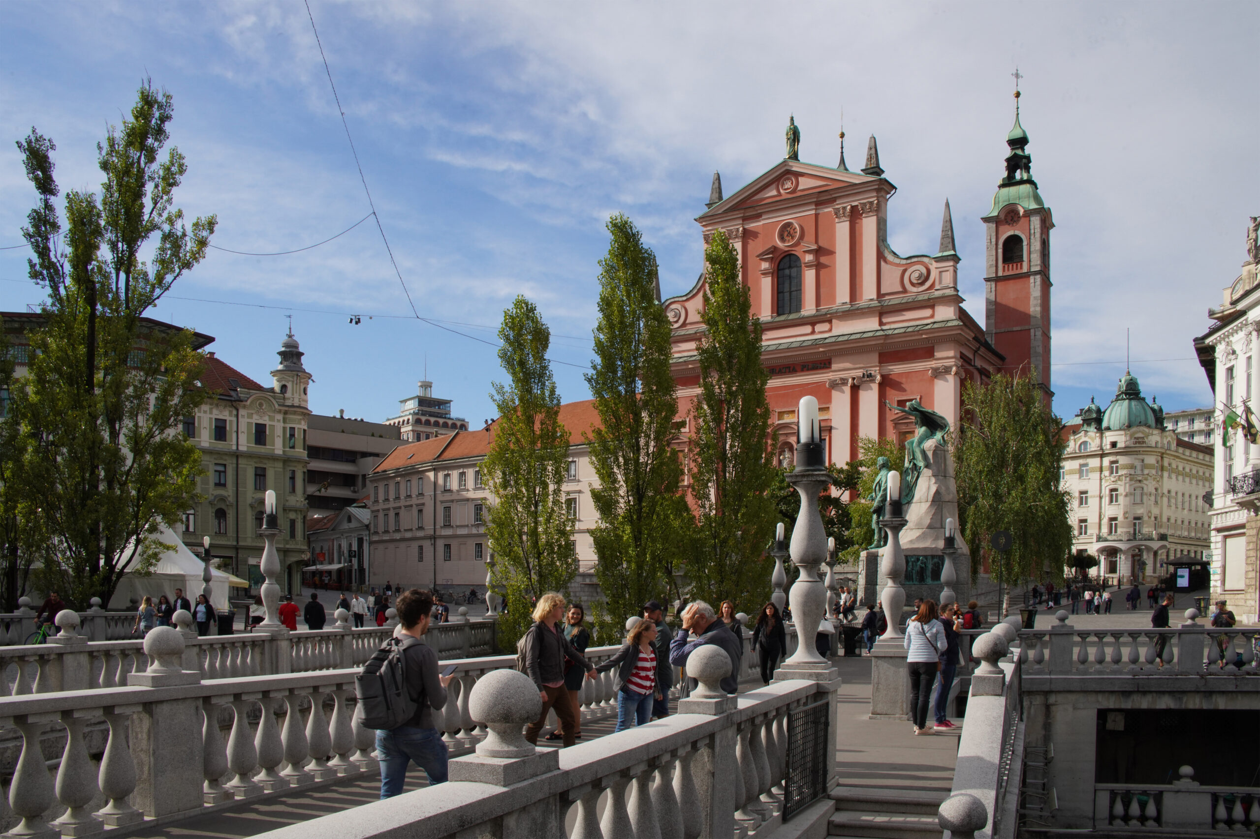 Slowenien - Ljubljana - Franziskanerkirche am Preseren-Platz mit Tromostovje